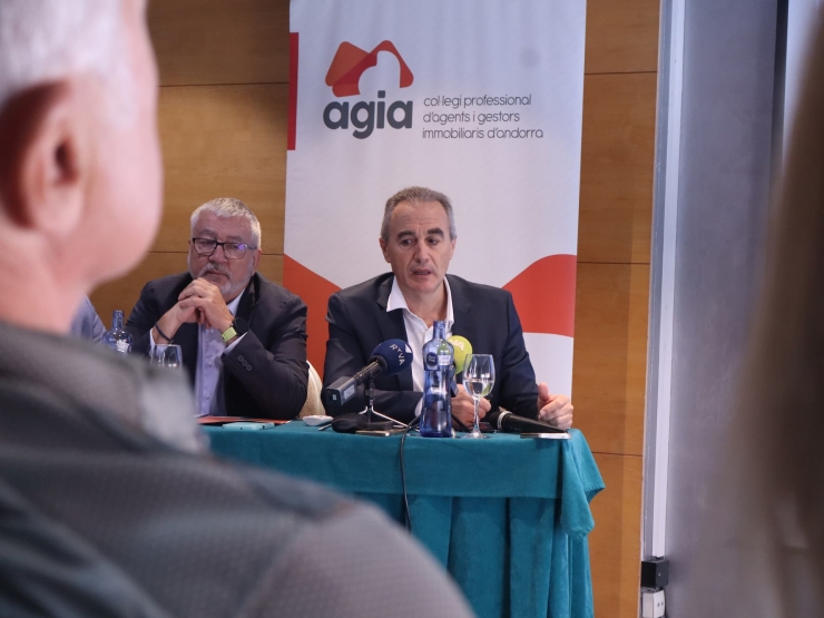 El president de l'AGIA, Gerard Casellas; i el director de càtedra en mercat immobiliari de la Universitat de Saragossa, Luis Alberto Fabra Garcés; durant la presentació de l'informe.